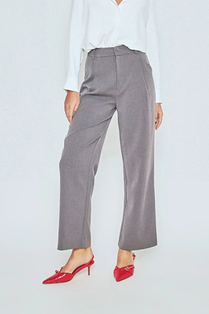 The Everette Pant Model Detail