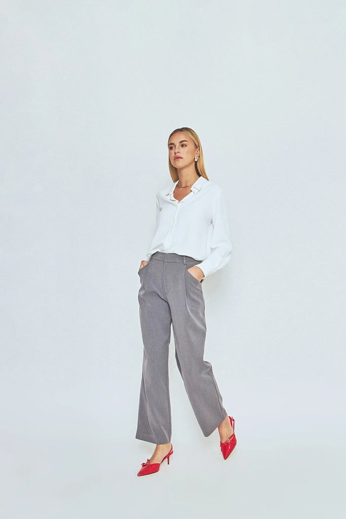 The Everette Pant Model Side